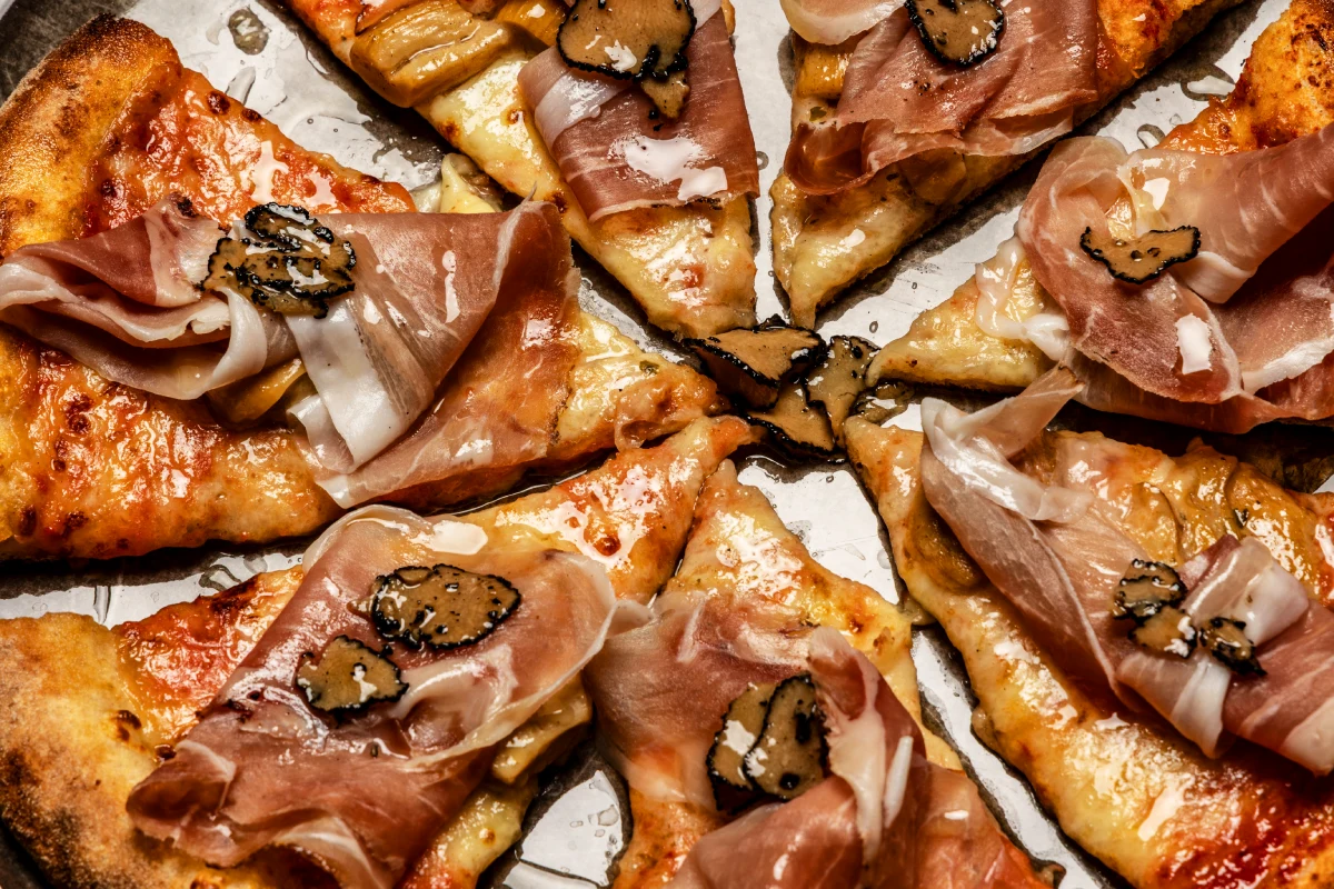 Primo piano pizza d'autore con farine di grani antichi e ingredienti di qualità | Magie ristorante pizzeria a Castelvetrano