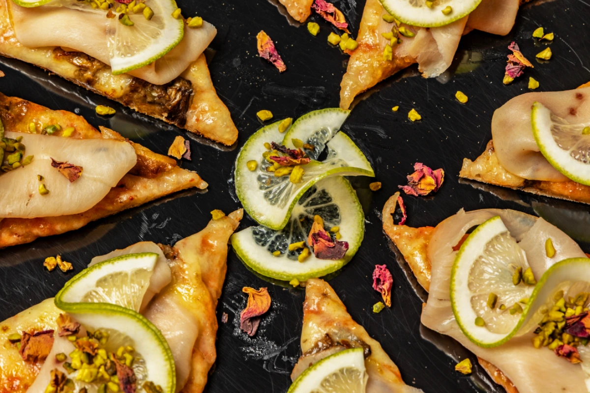 Primo piano pizza d'autore con farine di grani antichi e ingredienti di qualità | Magie ristorante pizzeria a Castelvetrano
